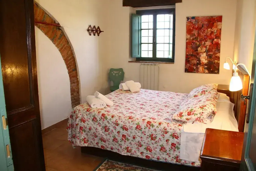 Apartment in Guasticce With Shared Pool
