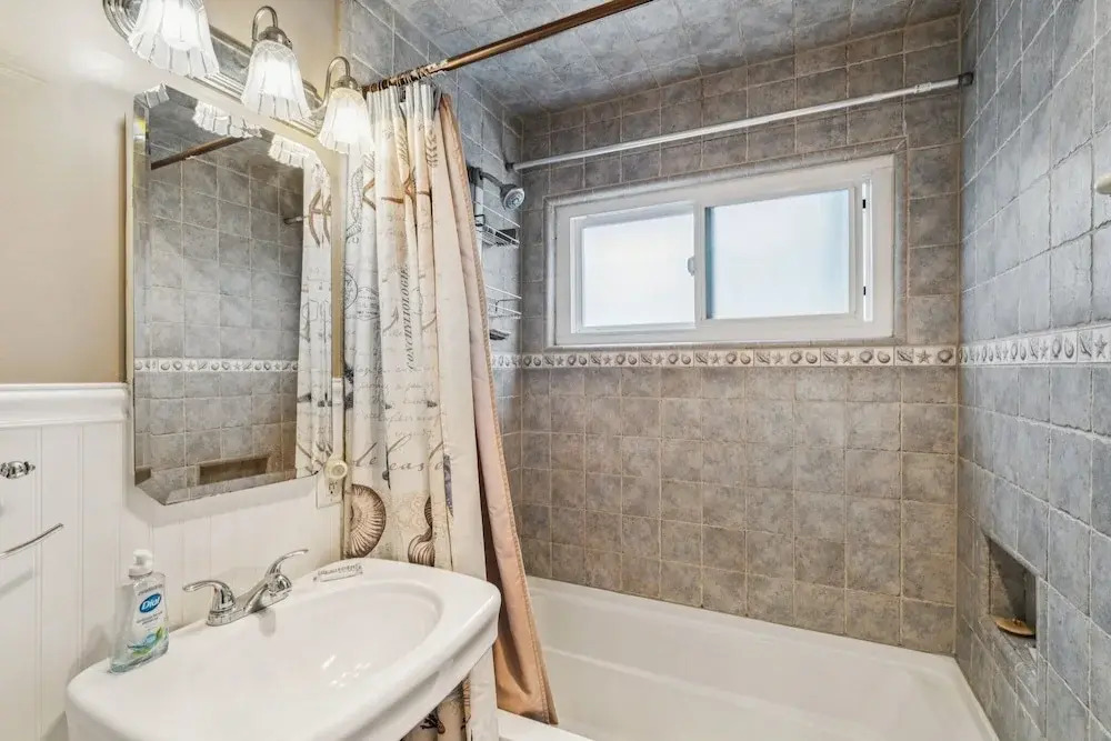 Beautiful 1 Bed Beach Condo #122 1 Bedroom Condo by RedAwning