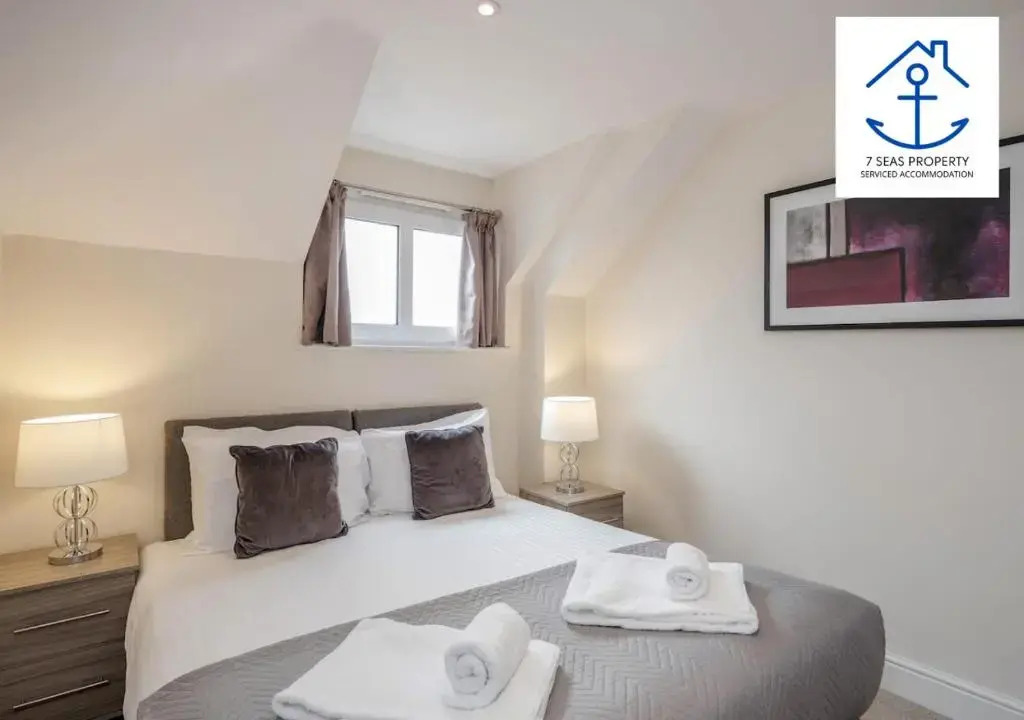 Luxury 1 Bed Snug Central by 7 Seas Property Serviced Accommodation Maidenhead with Parking
