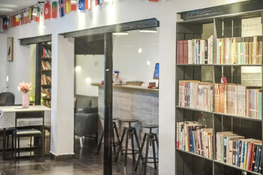 Hidden Garden Youth Hostel -Oriental Pearl &Lujiazui -Garden Social Area -Bar -Café -Free Laundry Luggage Storage -24H Front Desk -English Service