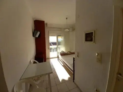 Leonidas Apartments