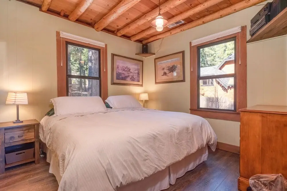 Dun Lookin - Private Hot Tub & Pier, Large Yard - 4 Bedroom Cabin
