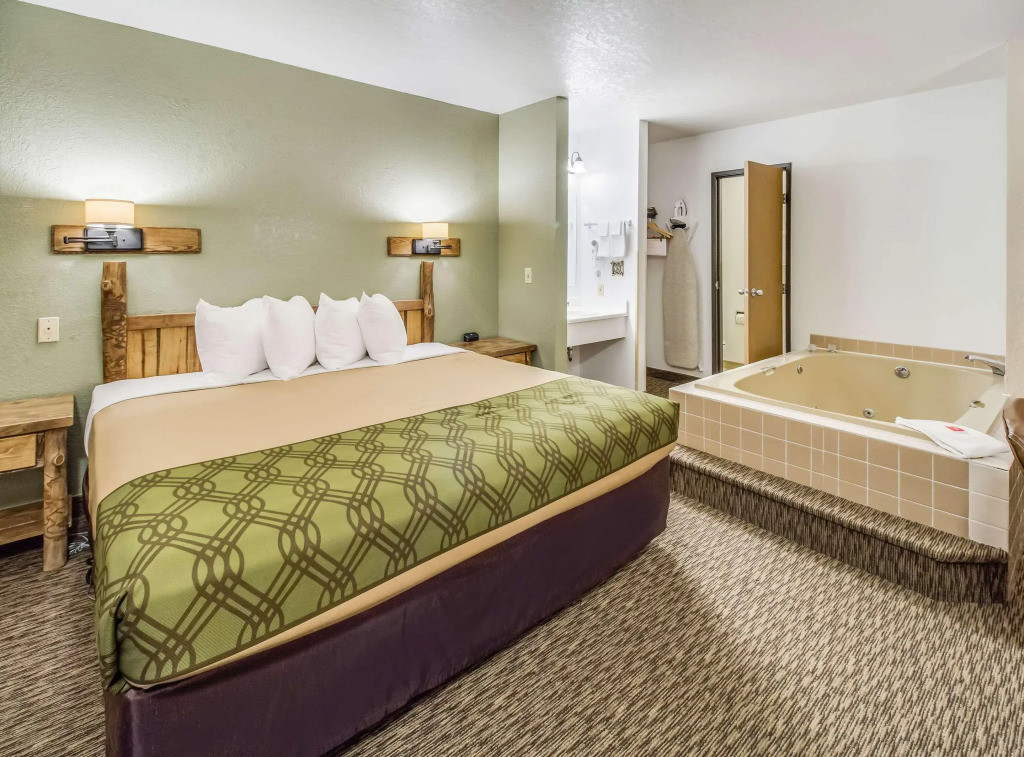 Econo Lodge, Downtown Custer Near Custer State Park and Mt Rushmore