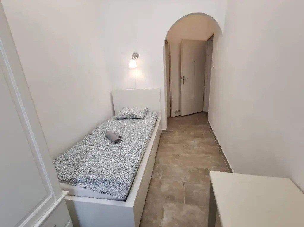 Room with privat shower in 3 rooms apartment