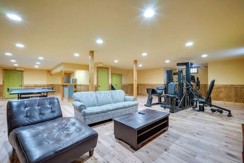 4 Mi to Mount Snow: West Dover Cabin w/ Game Room