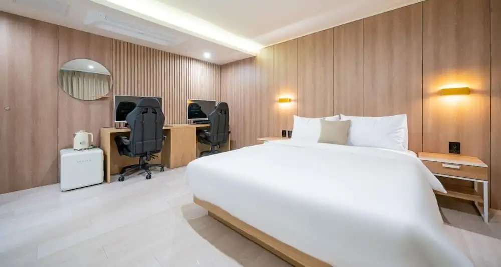 Two H Hotel