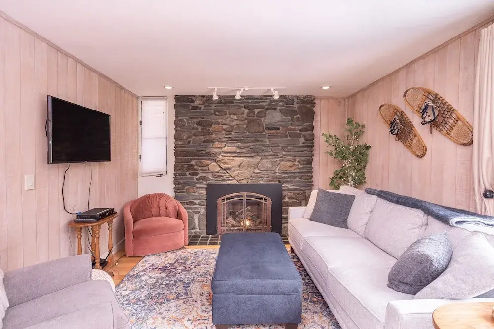 Classic Stowe Ski 3 Bedroom Chalet by RedAwning