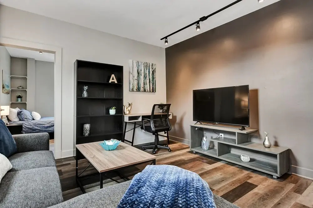 Newly Renovated - Spacious 1BR - Near Downtown