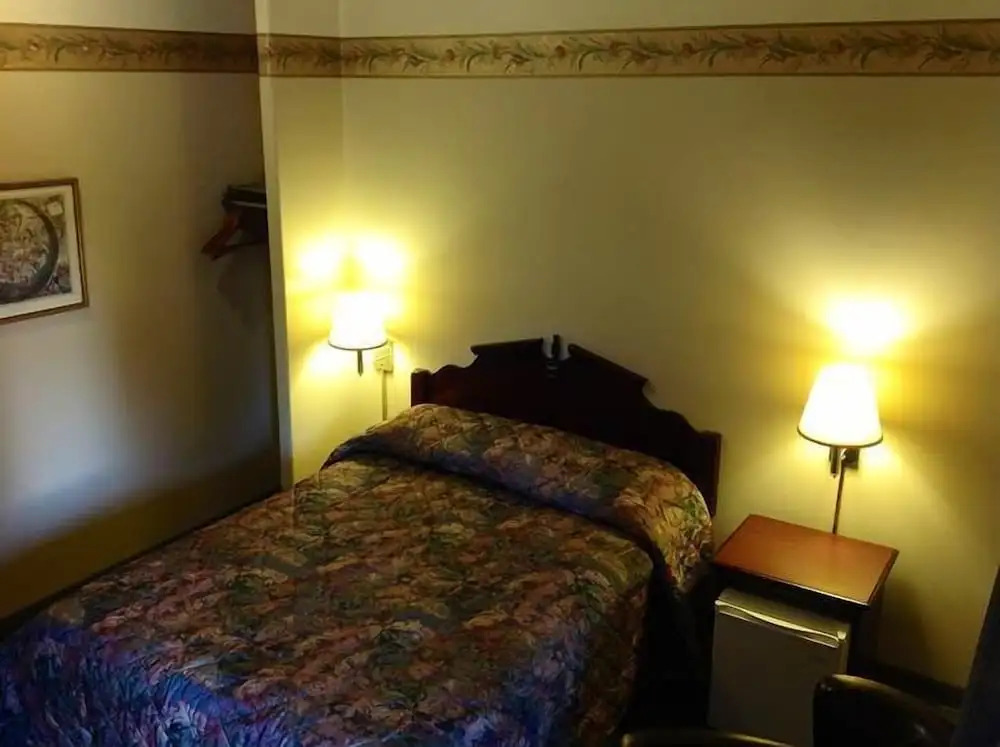 Humboldt Redwoods Inn