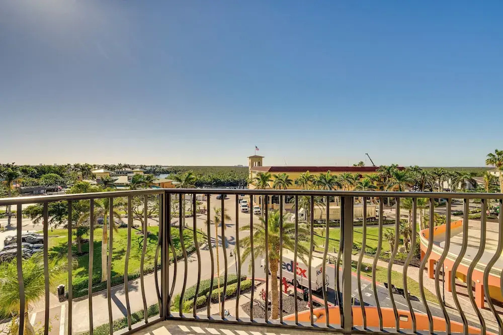 Walk to Marina + Restaurants: Cape Coral Escape!