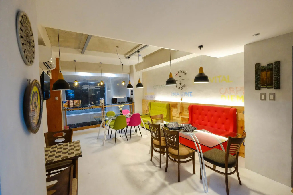Heroes Hotel
