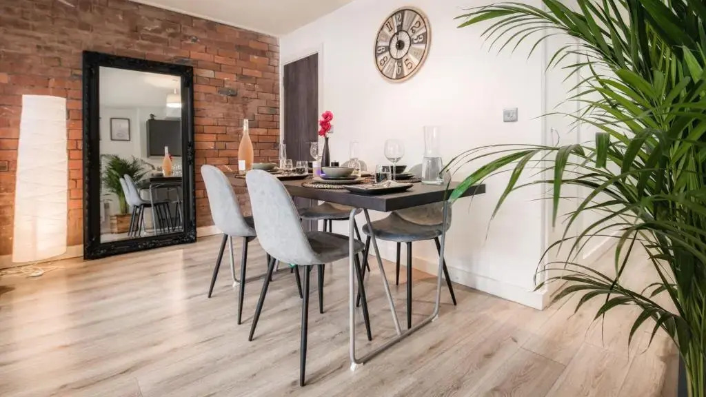 Stunning 2 bed with outside balcony, super king beds and 75’’ TV!