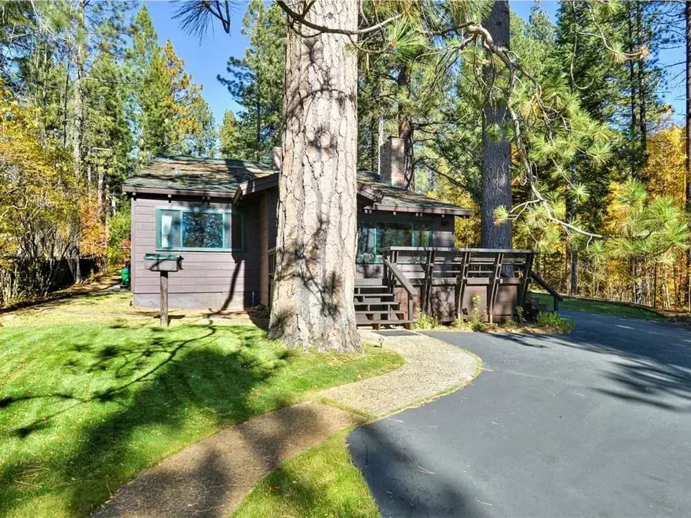 Twin Top Lakefront 6 Br Cabin by RedAwning