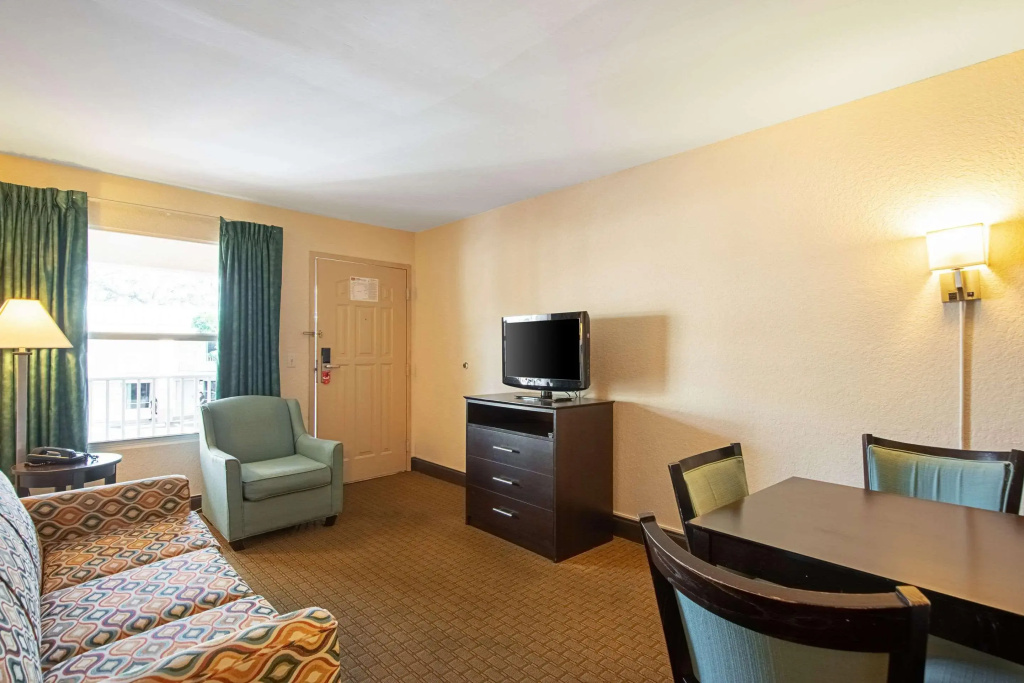 Econo Lodge Inn & Suites Clearwater Central