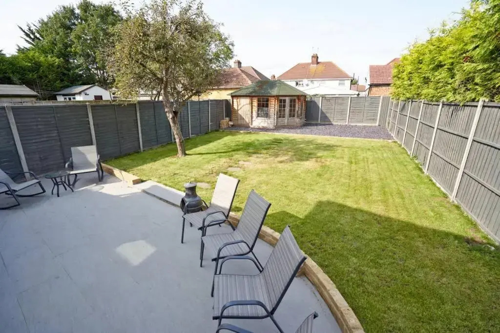 Home From Home - 4 Double Bed House with Parking
