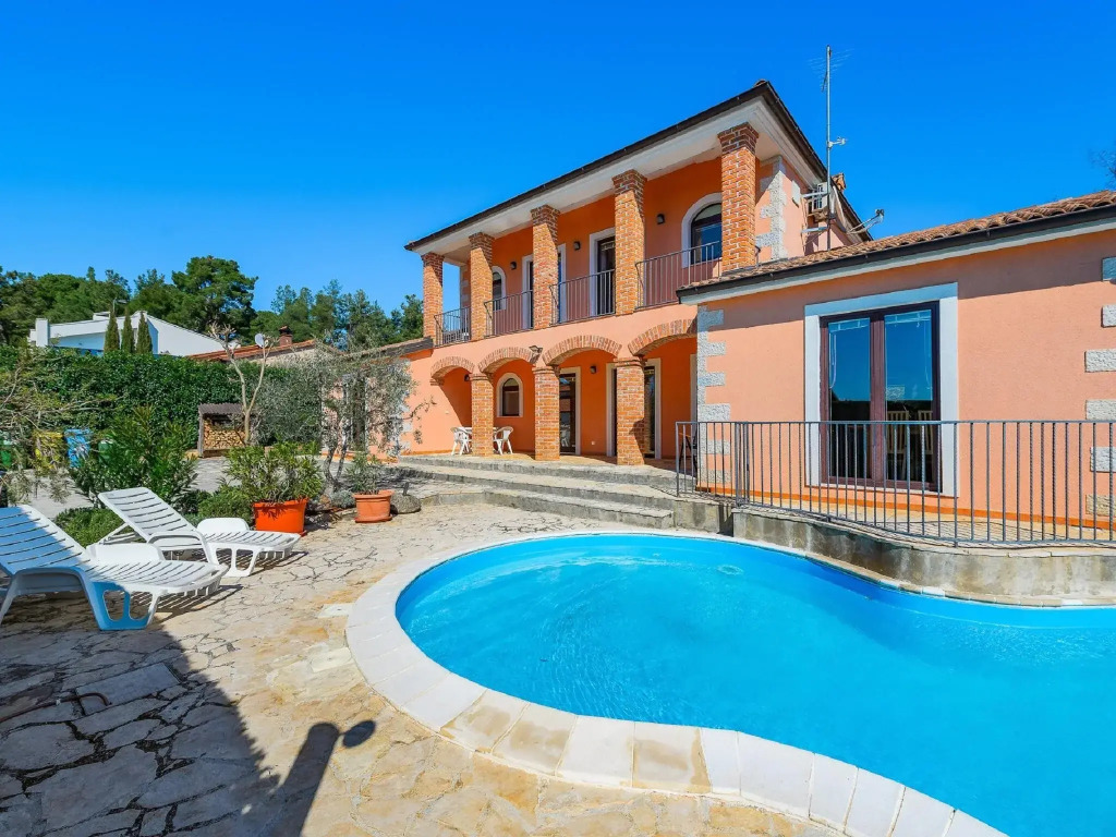 Large villa with private swimming pool and enclosed garden