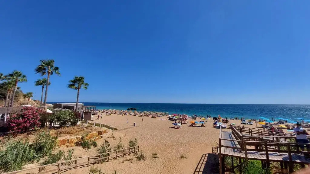 3 bedroom apartment in Oura Albufeira with amazing pool at walking distance to beach, strip and old town, WIFI and AC, private condo