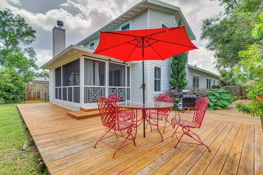Pensacola Paradise: Furnished Deck & Gas Grill!
