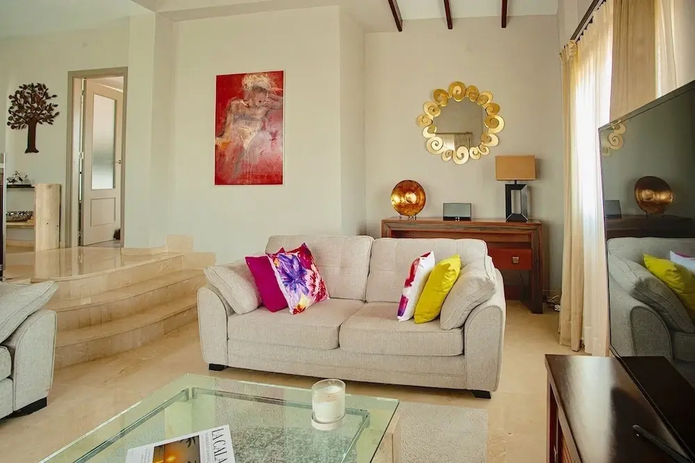 3 Bed House - Sleeps 6 - Pool - Garden - Parking