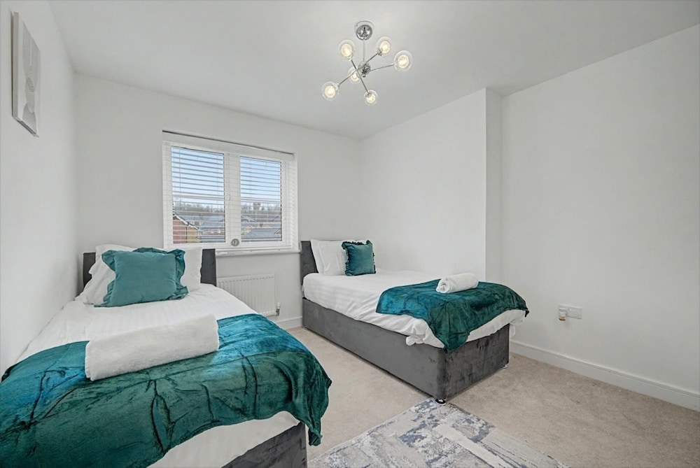 4-bed House, Sleeps 9 w/ Garden and Parking