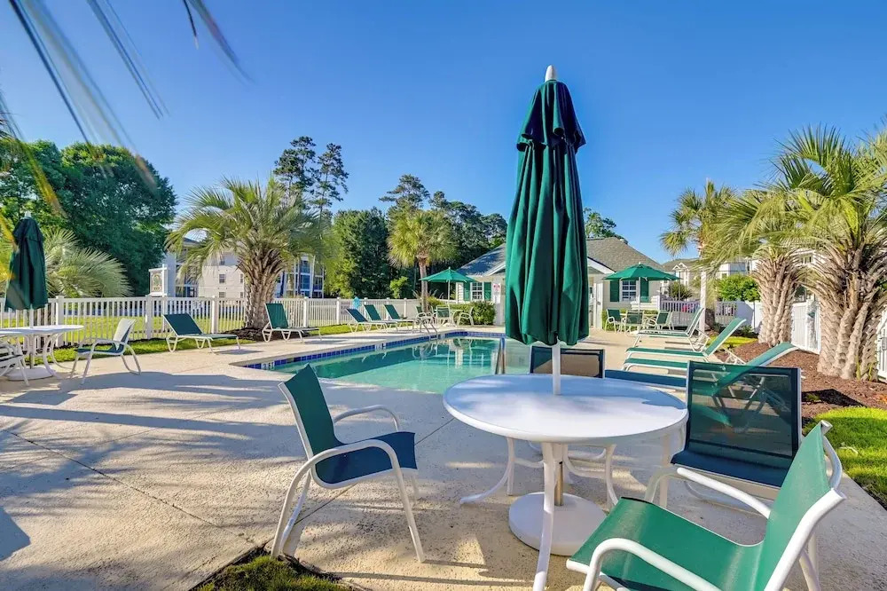 Cozy Condo w/ Golf Course View: 4 Mi to Shore!