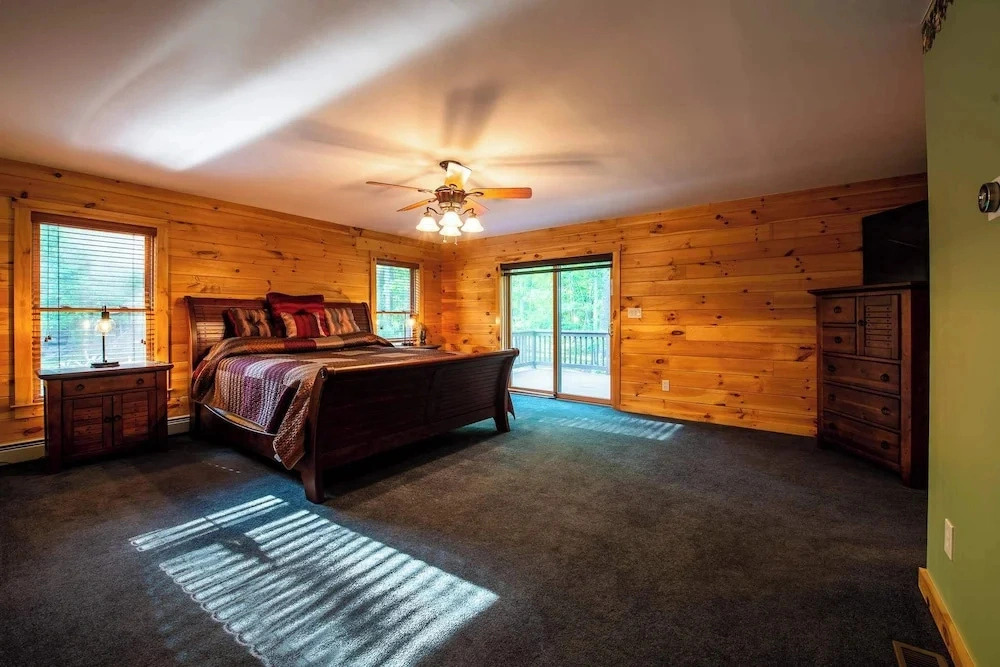 Massive Log Chalet With Hot Tub