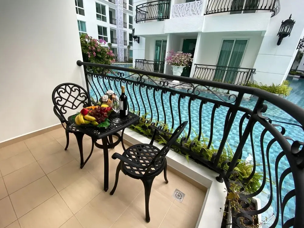 Modern 1 Bedroom Condo D619
