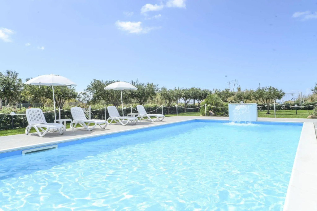 Case Vacanze Mare Nostrum - Villas in front of the Beach with Pool