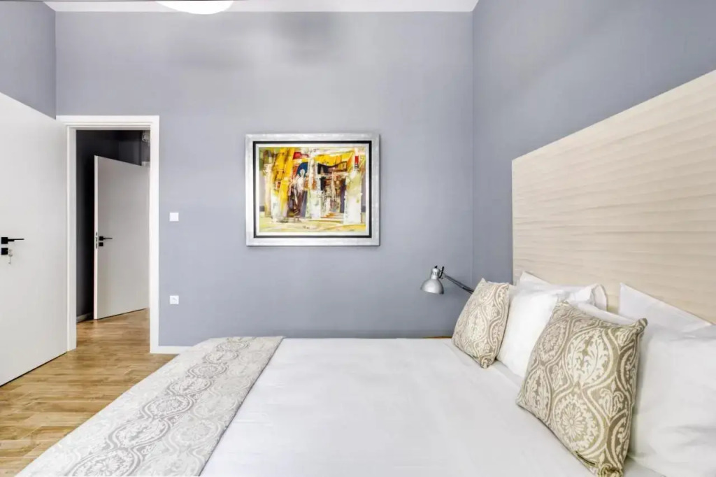 Spacious flat with courtyard and private parking!