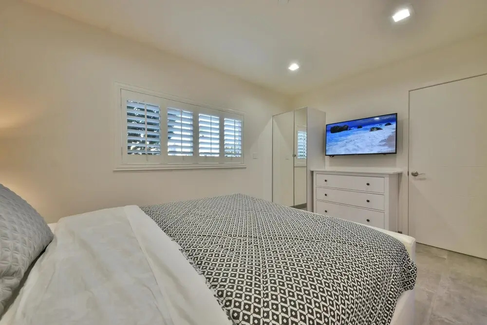 1244#6 Stunning & Contemporary Home by Beach & Bay