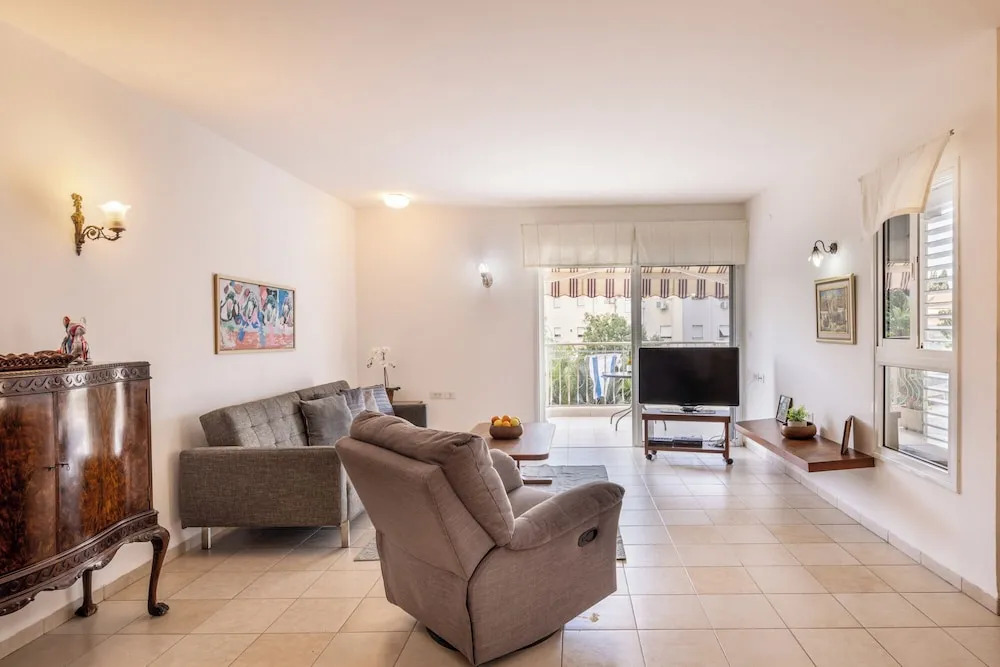 Homey Kiryat Haim Apt by Sea N Rent