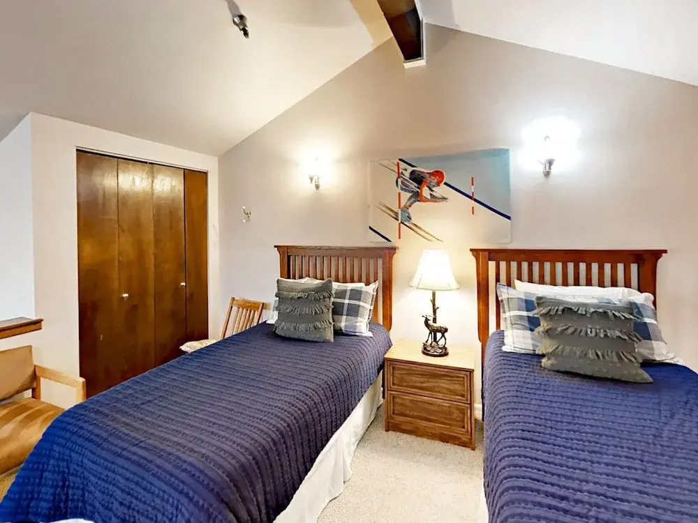 1491 Woodside Avenue Condo Unit 303A - 1 Br condo by RedAwning