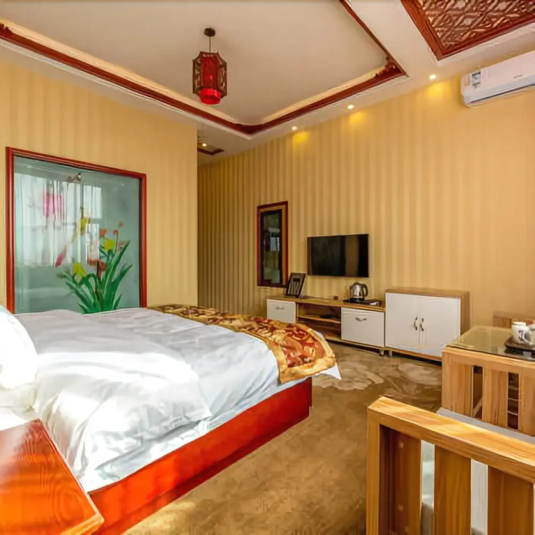 Linglong Yage Holiday Hotel (Lijiang Sanyi International Airport)