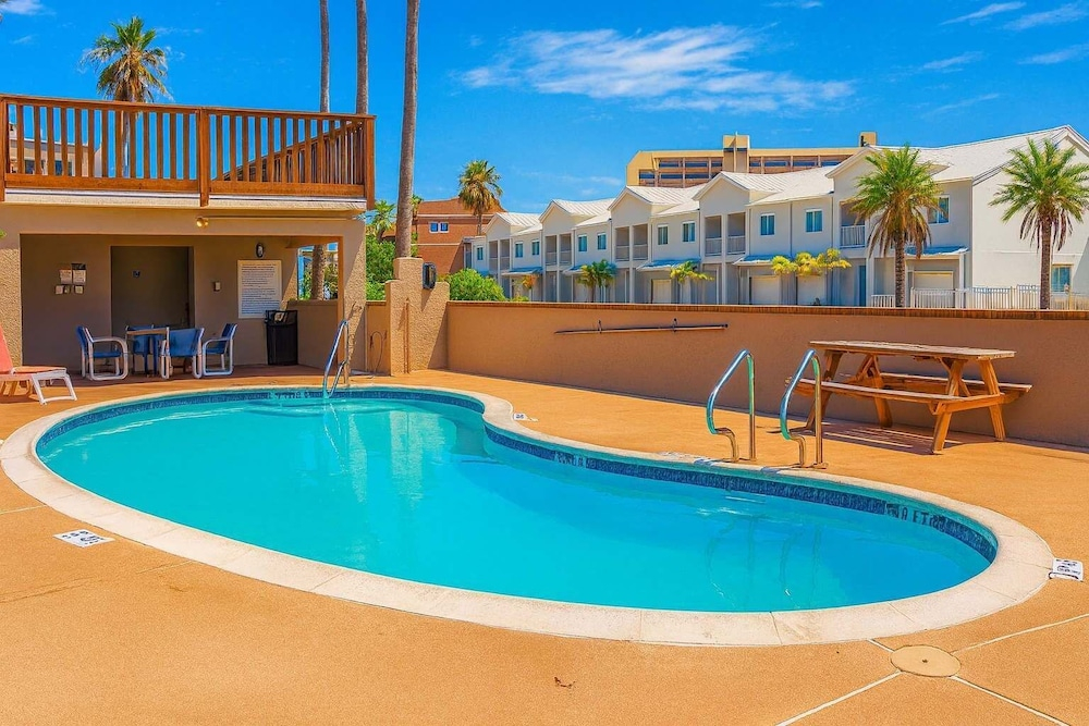 250 Paces To Beach Pool 1st Floor 2 Bedroom Condo