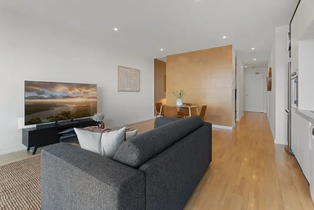 Modern 1-bed, City Skyline Views & Close to Shops