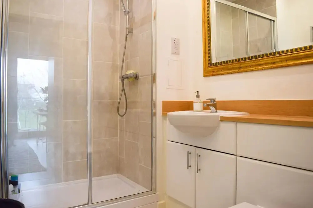Modern 1 Bedroom House in Pontoon Dock