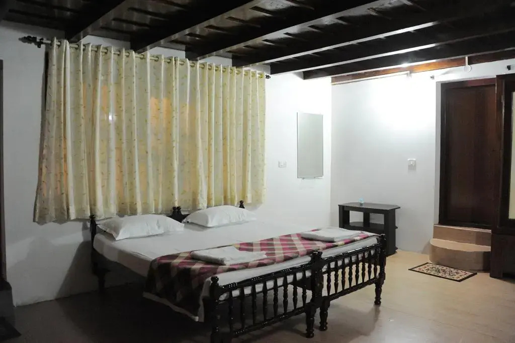 Family Estate Stay Near Murnad