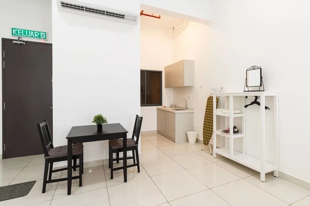 Bright and Comfy Studio 10 Minutes From Klcc