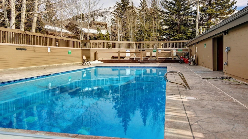 1687 Lakeside 3 Bedroom Home by RedAwning