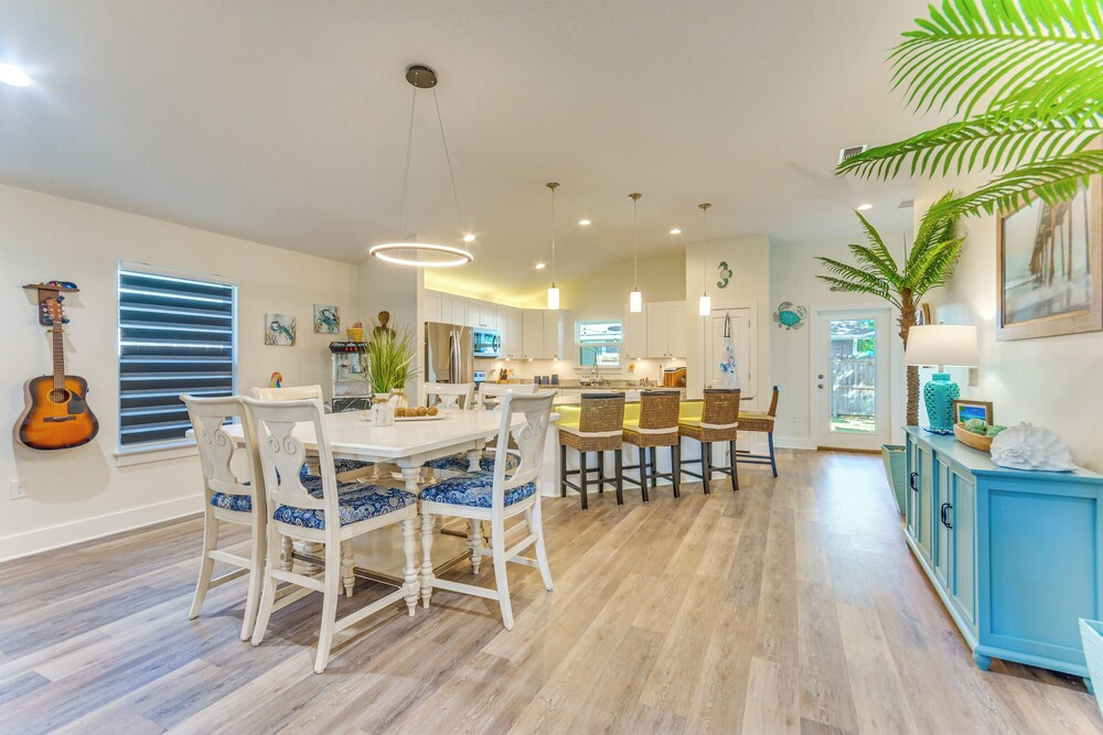 < 2 Mi to Navarre Beach: Group Home w/ Deck + Bar