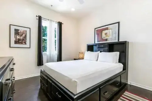 Spacious 4BD Luxury Penthouse with Balcony