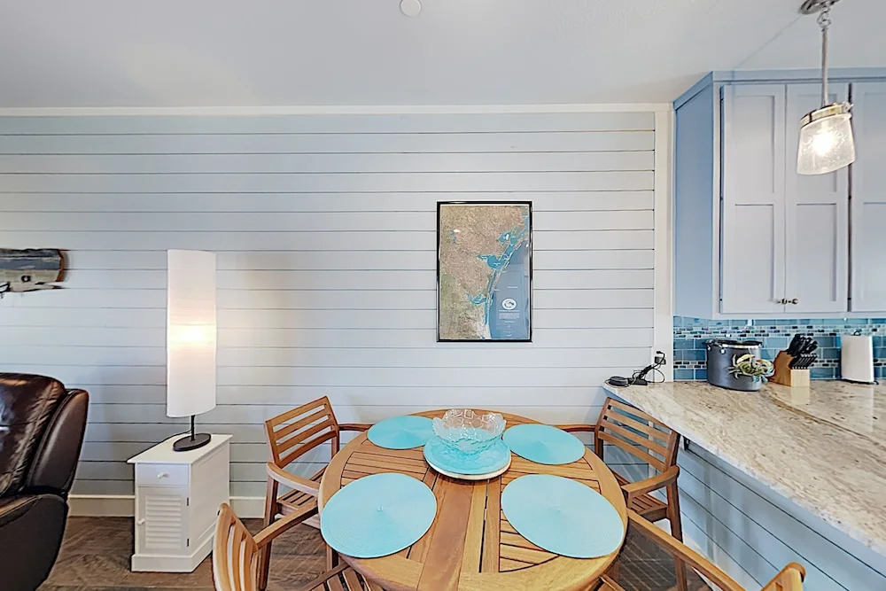 New Listing! Waterfront Copano Bay W/ Pool 2 Bedroom Condo