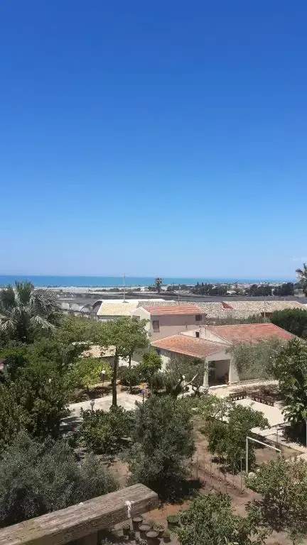 2 bedrooms appartement with sea view furnished terrace and wifi at Scoglitti 1 km away from the beach