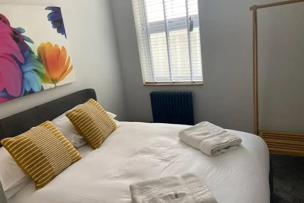 Central, stylish 3 bed apartment with sea views