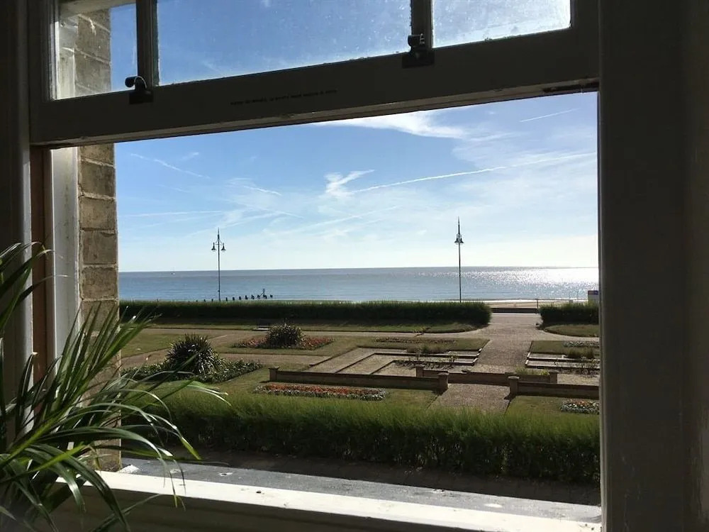 Moray Beachside Apartments