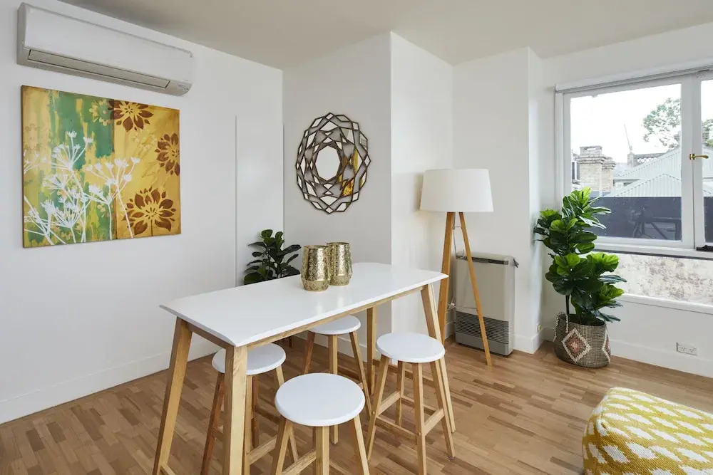 Spacious Carlton 1 bedroom Apt With Secure Parking