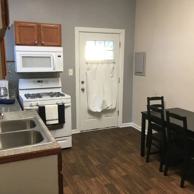 Windsor Park Pad apt 2 min to Mass Ave With AC