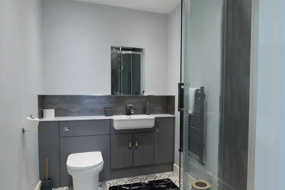 Field View 5-bed House - Free Parking