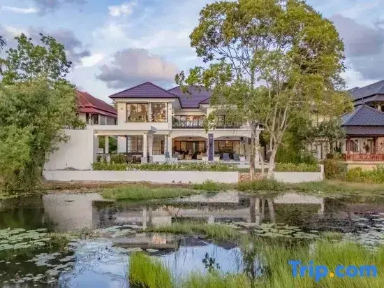 Villa Viola 7 Bedroom, Fully Staffed, on the Golf Course