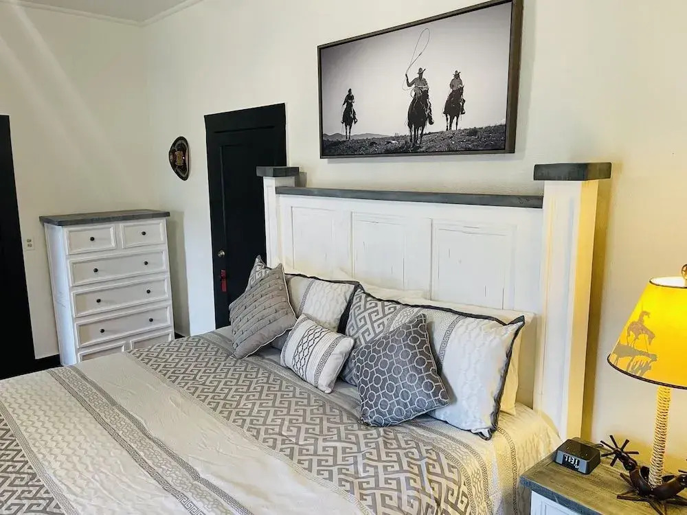 THE VAQUERO MOTEL